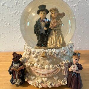 Boyds Dollstone Collection "Ryan and Diane, Love is Forever" Musical Water Globe